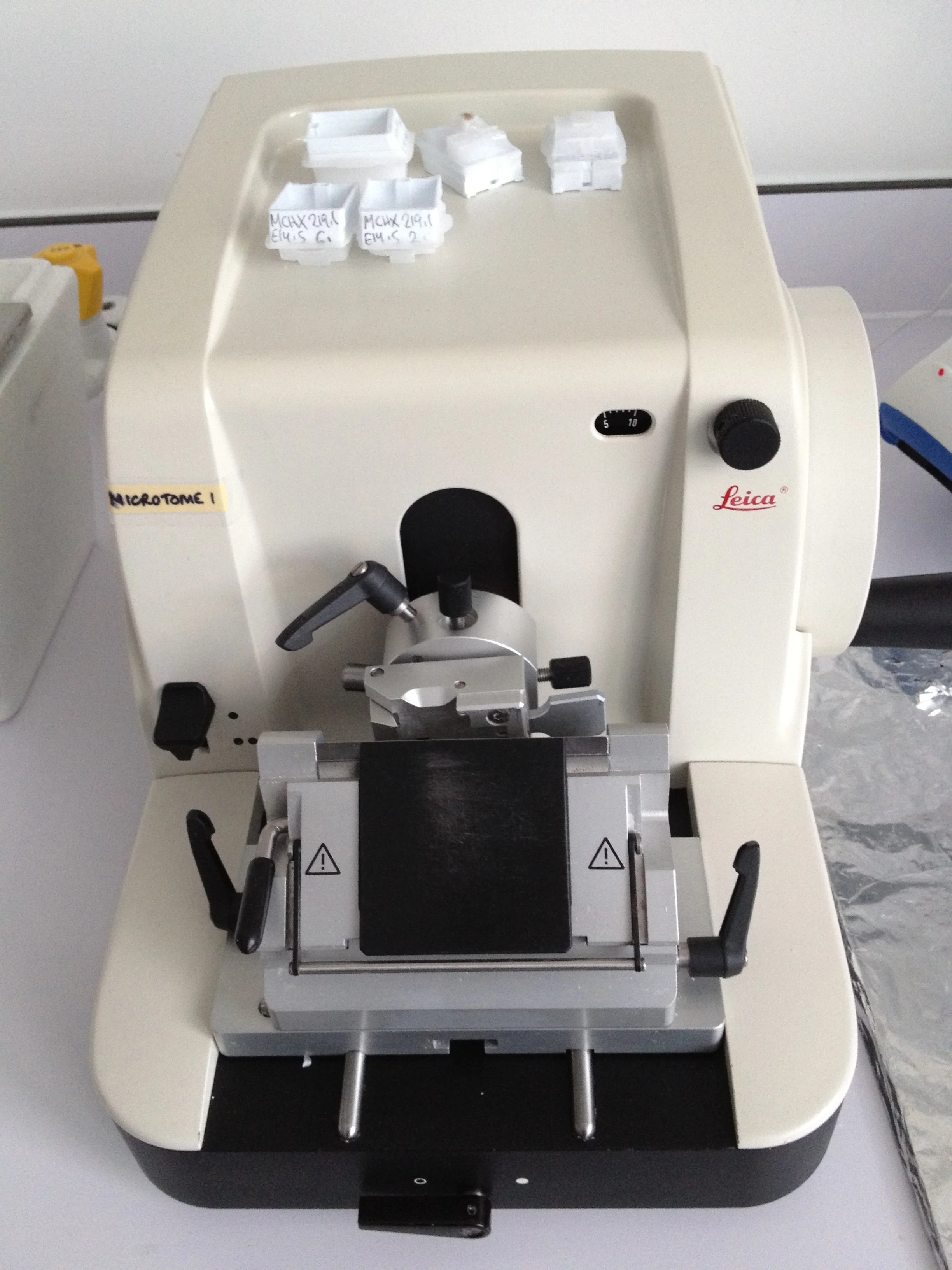 조직검사학 · A microtome, manufactured by Leica, used for cutting sections from paraffin embedded biological tissue. Taken at the Wellcome Trust Sanger Institute