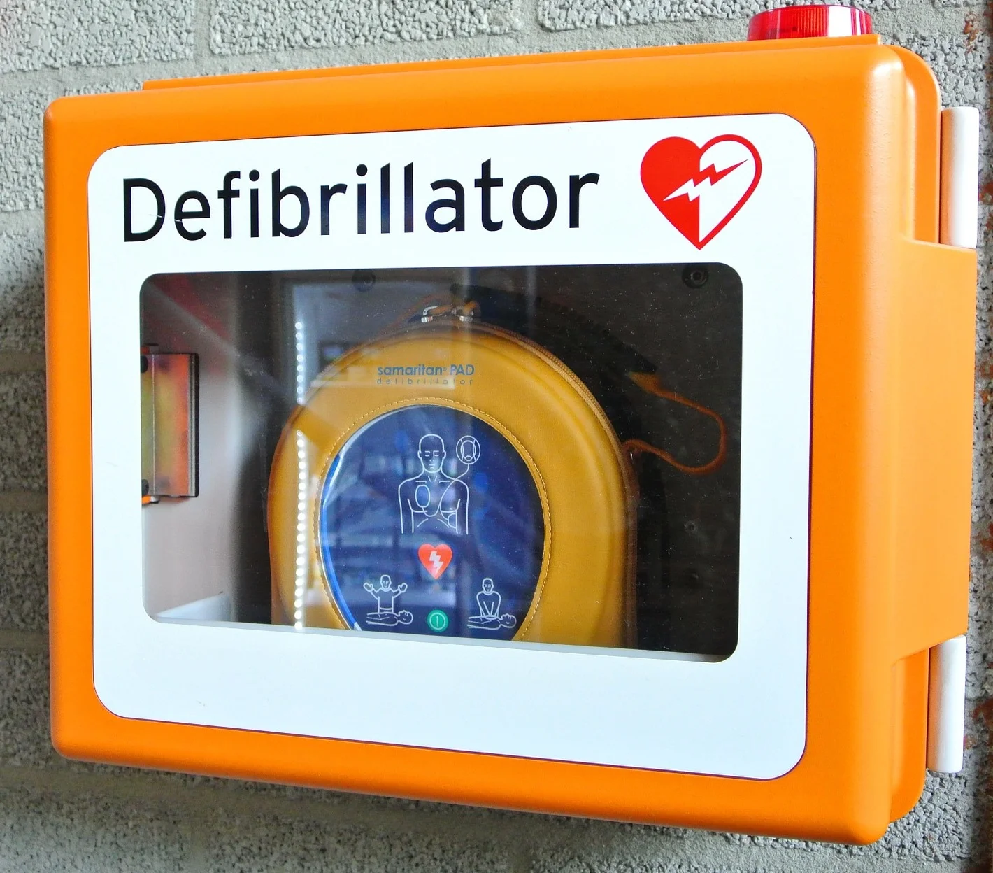 automated external defibrillator — Defibrillator-809447 1920